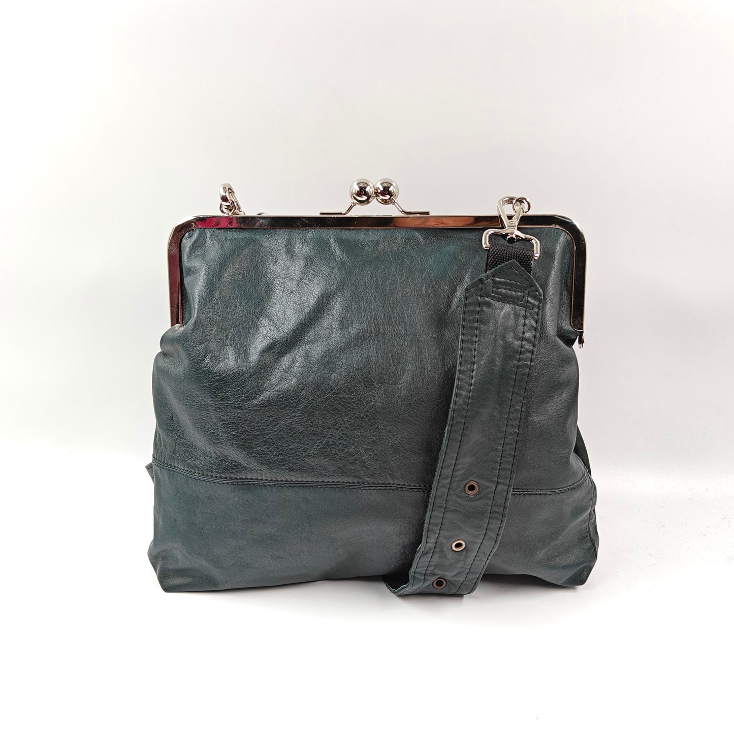 Oodi L-Olkalaukku kierrätysnahkaa, myrkyn vihreä, tumma