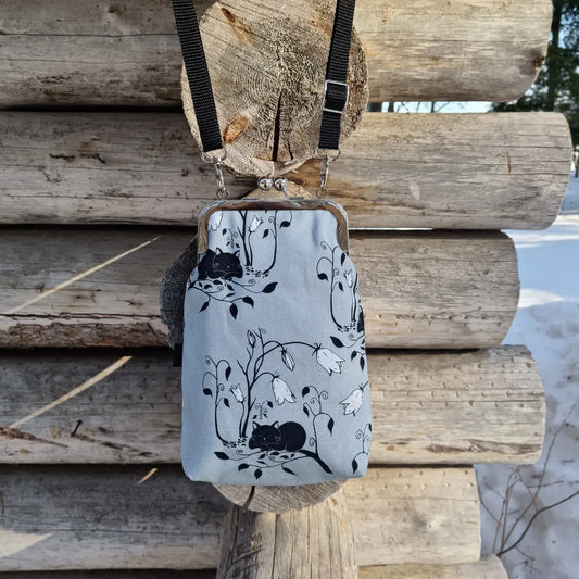Iso kännykkälaukku Mörö nukkuu