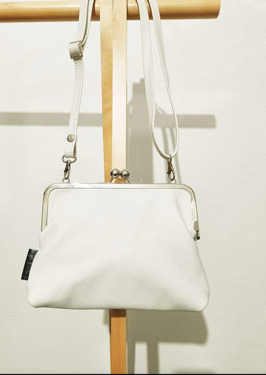 Oodi L-Olkalaukku kierrätysnahkaa, valkoinen