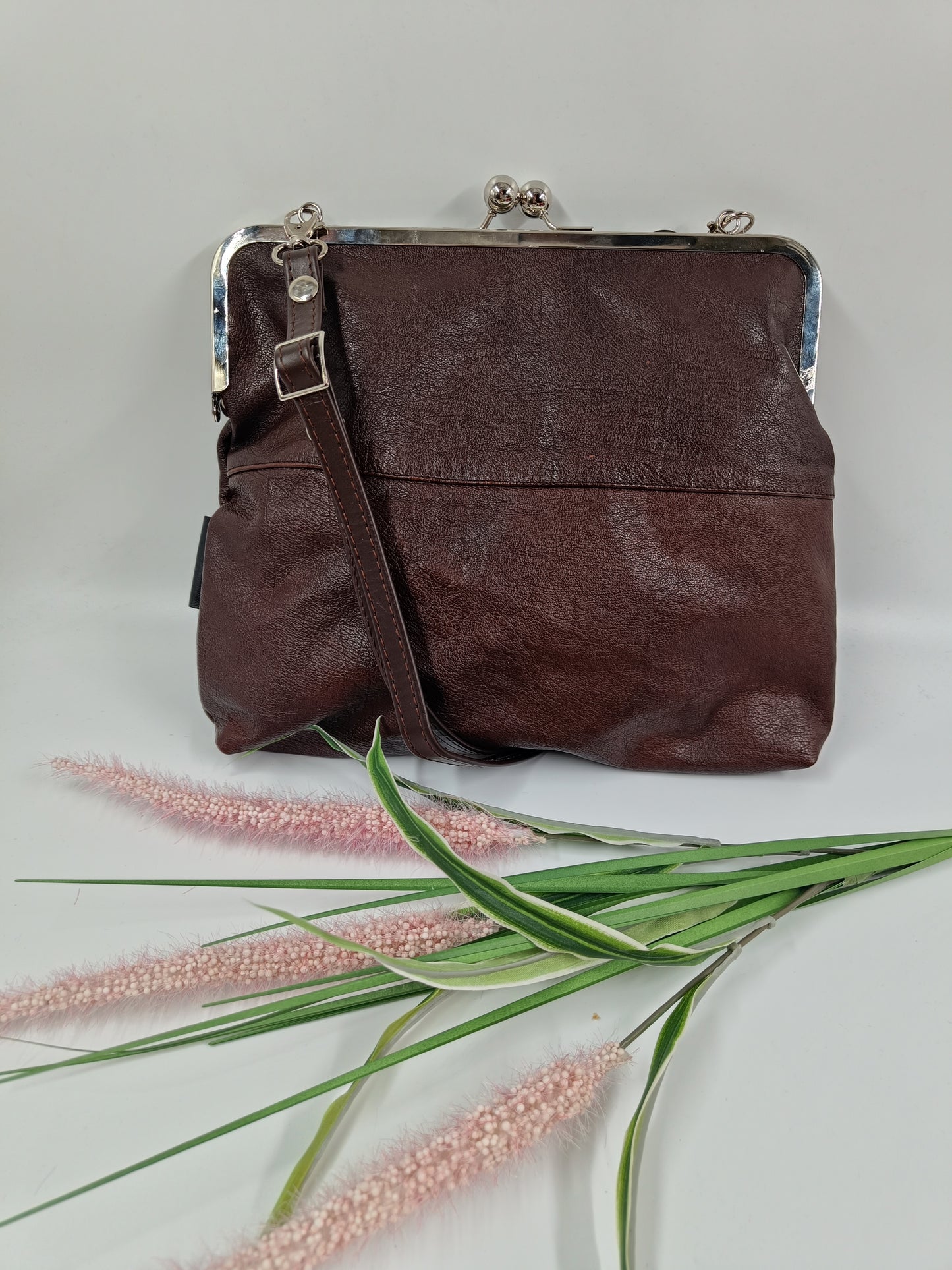 Oodi XL-Olkalaukku kierrätysnahkaa, ruskea