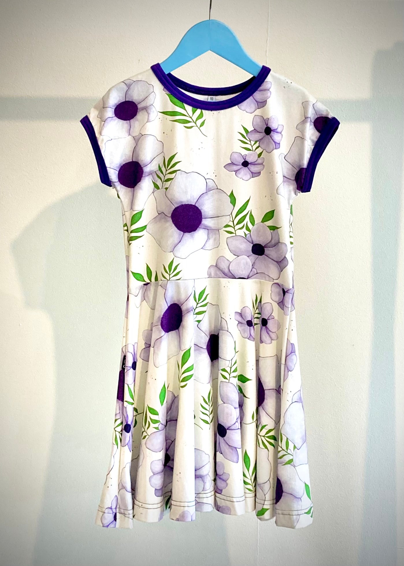 Lyhythihainen kellohelmainen mekko